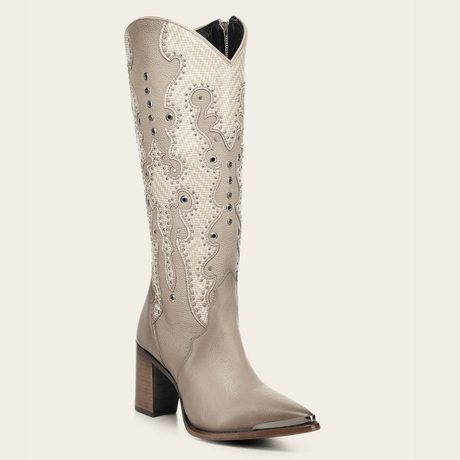 Bota alta beige con bordado y aplicaciones metálicas.