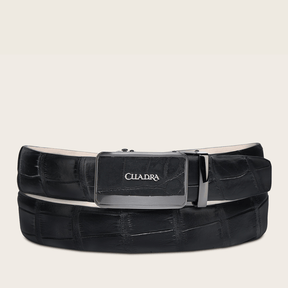 Cinto de piel exotica negra con hebilla metálica rectangular grabada.