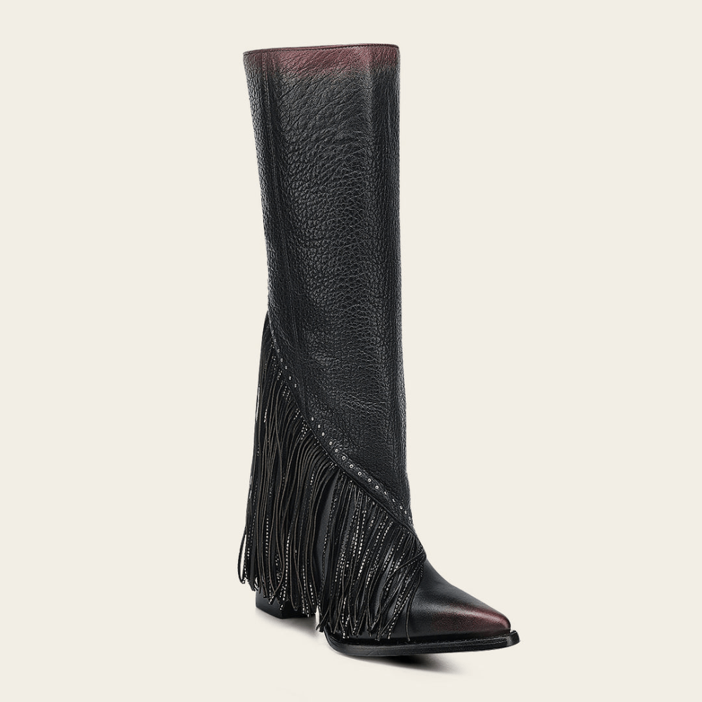 Bota alta de piel genuina café oscuro con flecos laterales y textura artesanal.