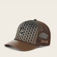 Vista lateral de la gorra mostrando el monograma all-over y  logo metálico.