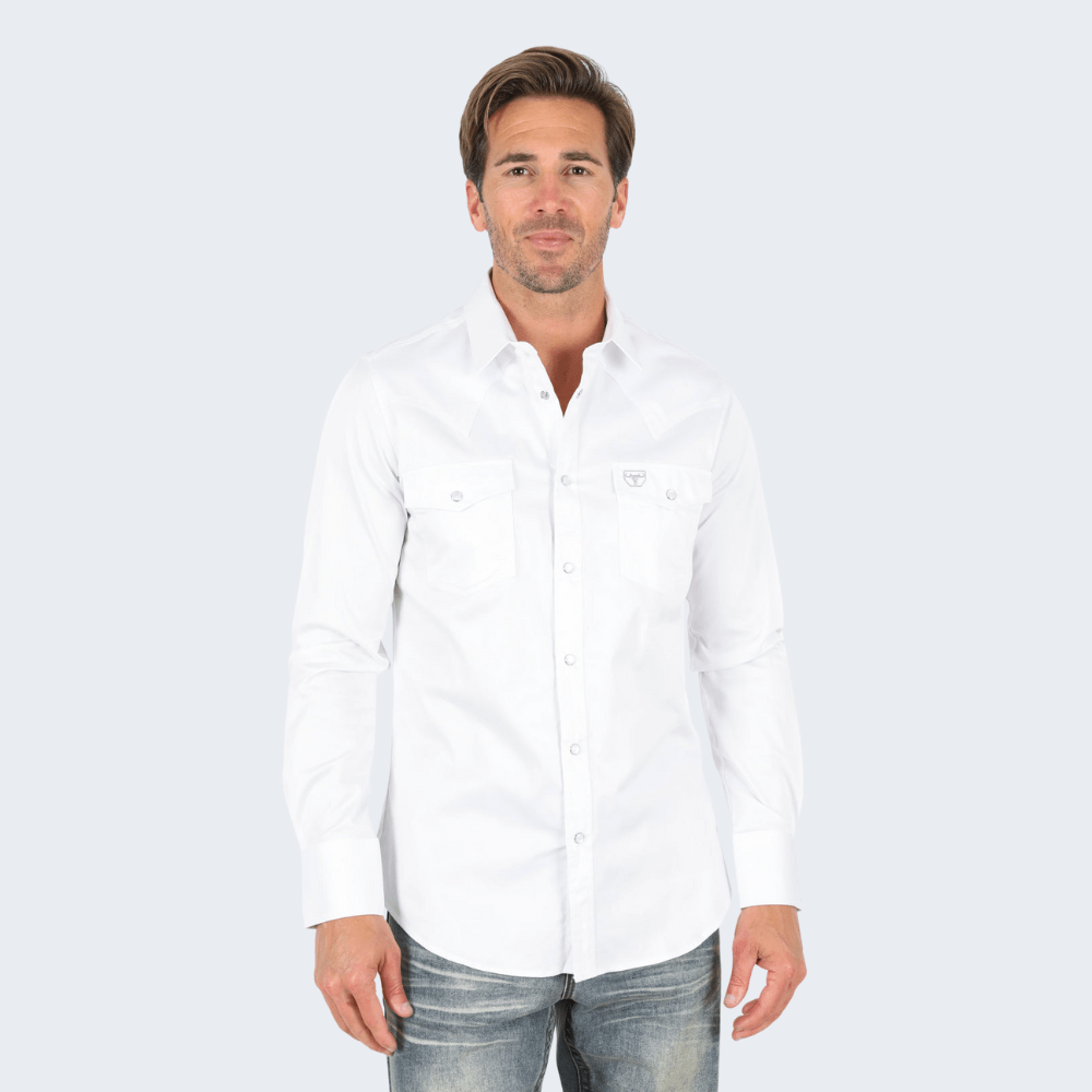 Modelo con camisa blanca de manga larga, corte clásico y ajuste moderno.