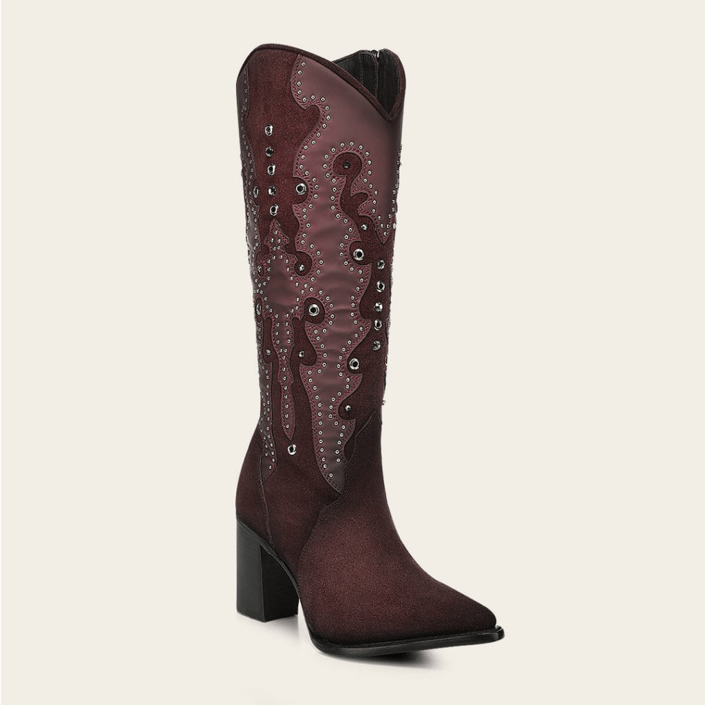Bota alta color vino con bordados, estoperoles y tacón alto.