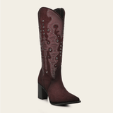 Bota alta color vino con bordados, estoperoles y tacón alto.