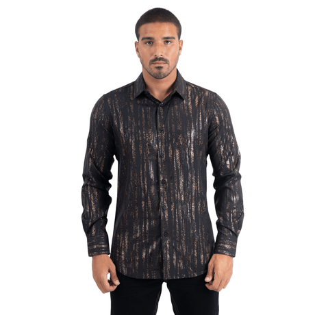 Vista frontal de camisa negra con estampado metálico abstracto.