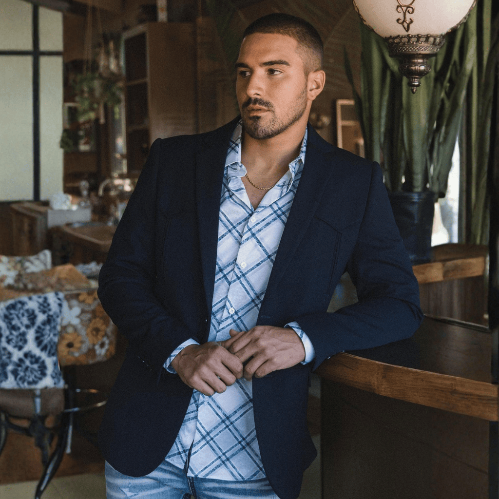 Hombre luciendo el saco en ambiente casual y sofisticado.