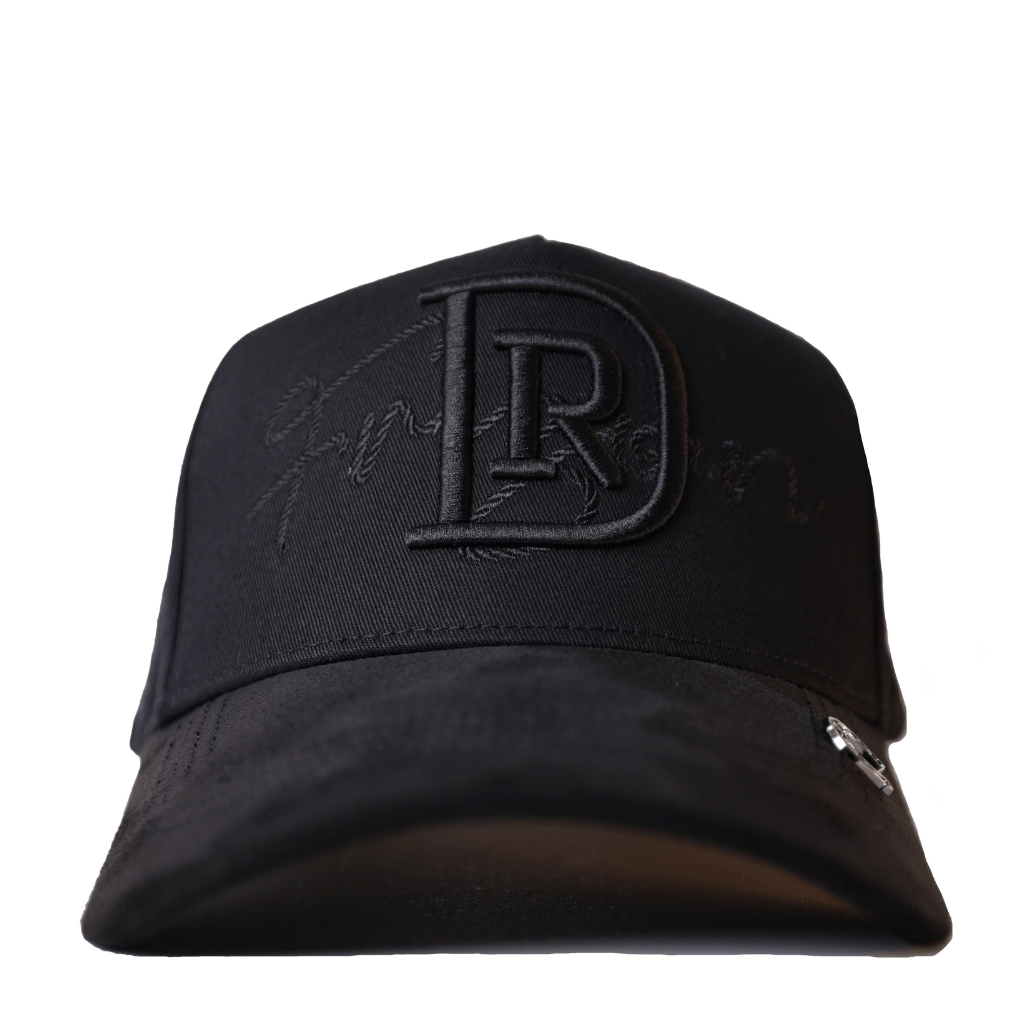 Gorra negra vista frontal con emblema DR en relieve.
