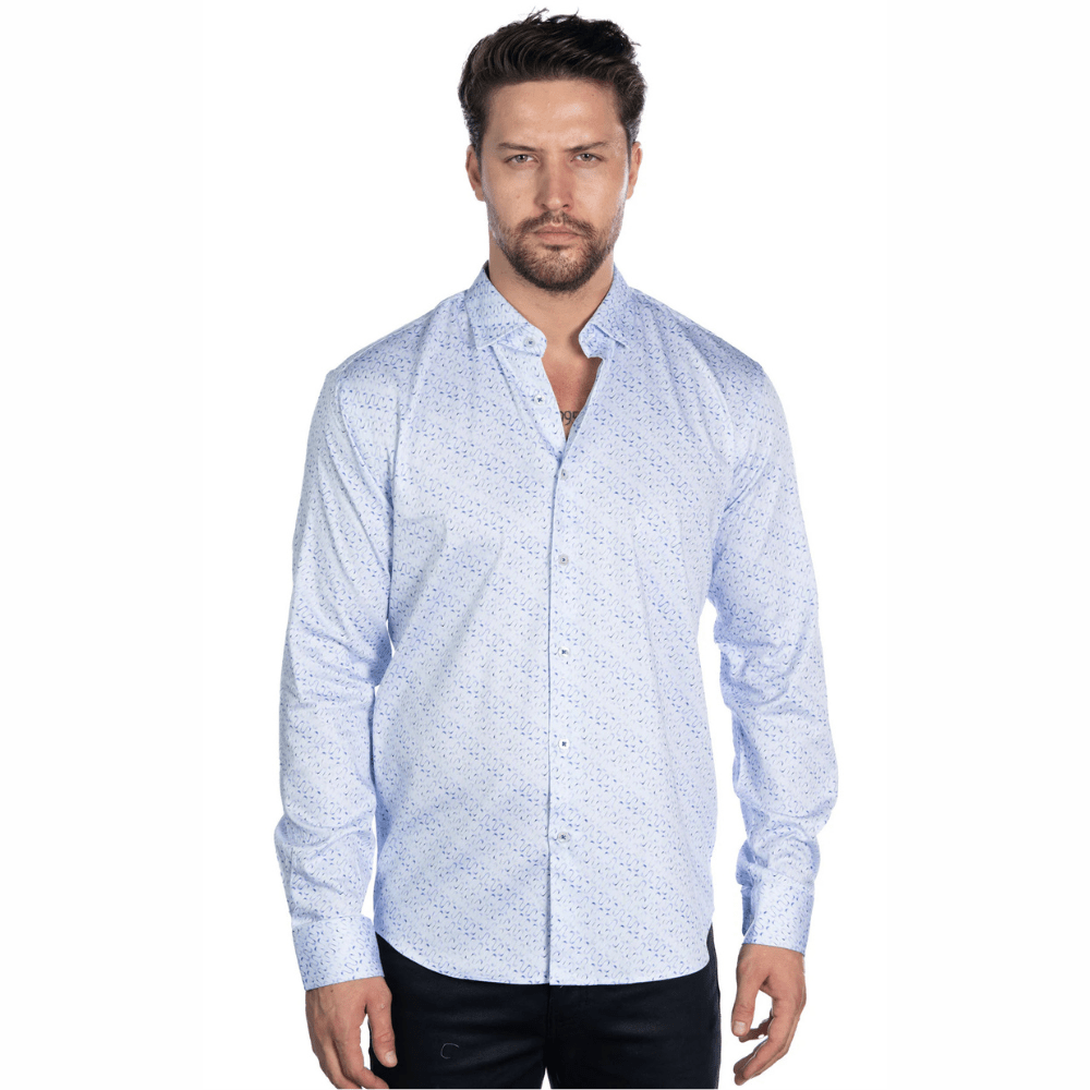 Hombre con camisa azul de manga larga con un patrón discreto y elegante.