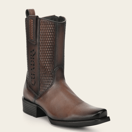 Bota café con diseño liso al frente y panel lateral texturizado.