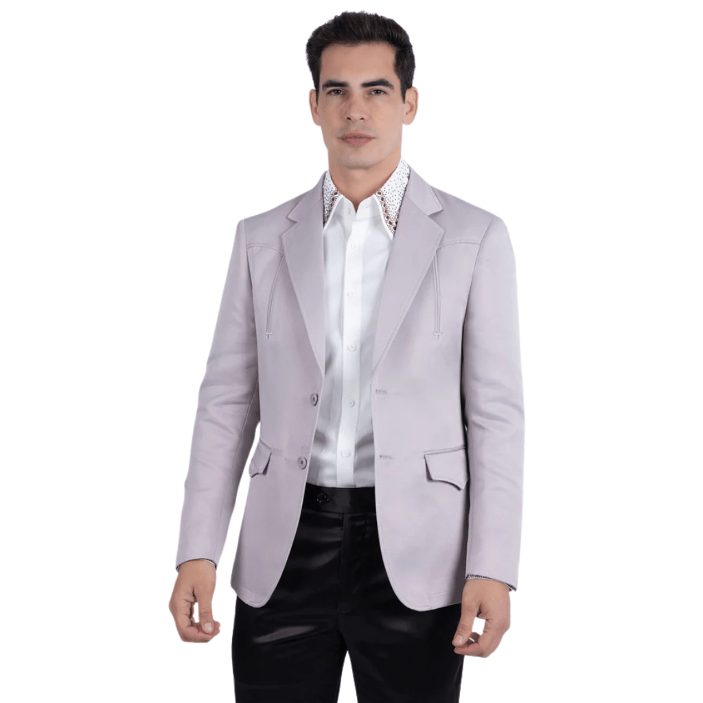 Hombre modelando blazer con camisa blanca y pantalón, vista frontal.