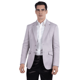 Hombre modelando blazer con camisa blanca y pantalón, vista frontal.