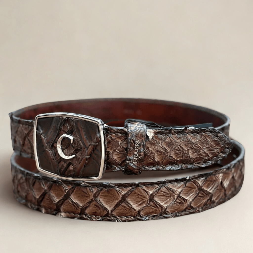 Cinto enrollado, mostrando la textura de piel exótica en tono café.