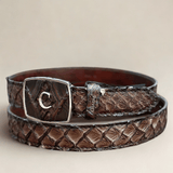 Cinto enrollado, mostrando la textura de piel exótica en tono café.