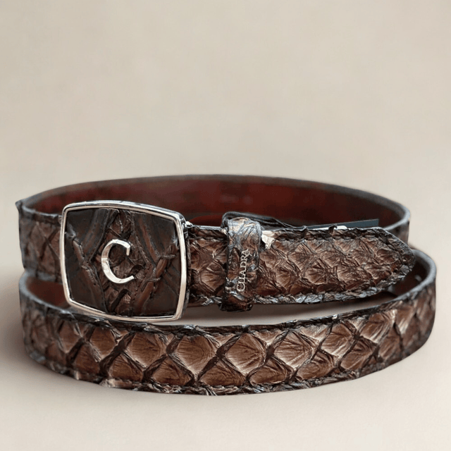 Cinto enrollado, mostrando la textura de piel exótica en tono café.
