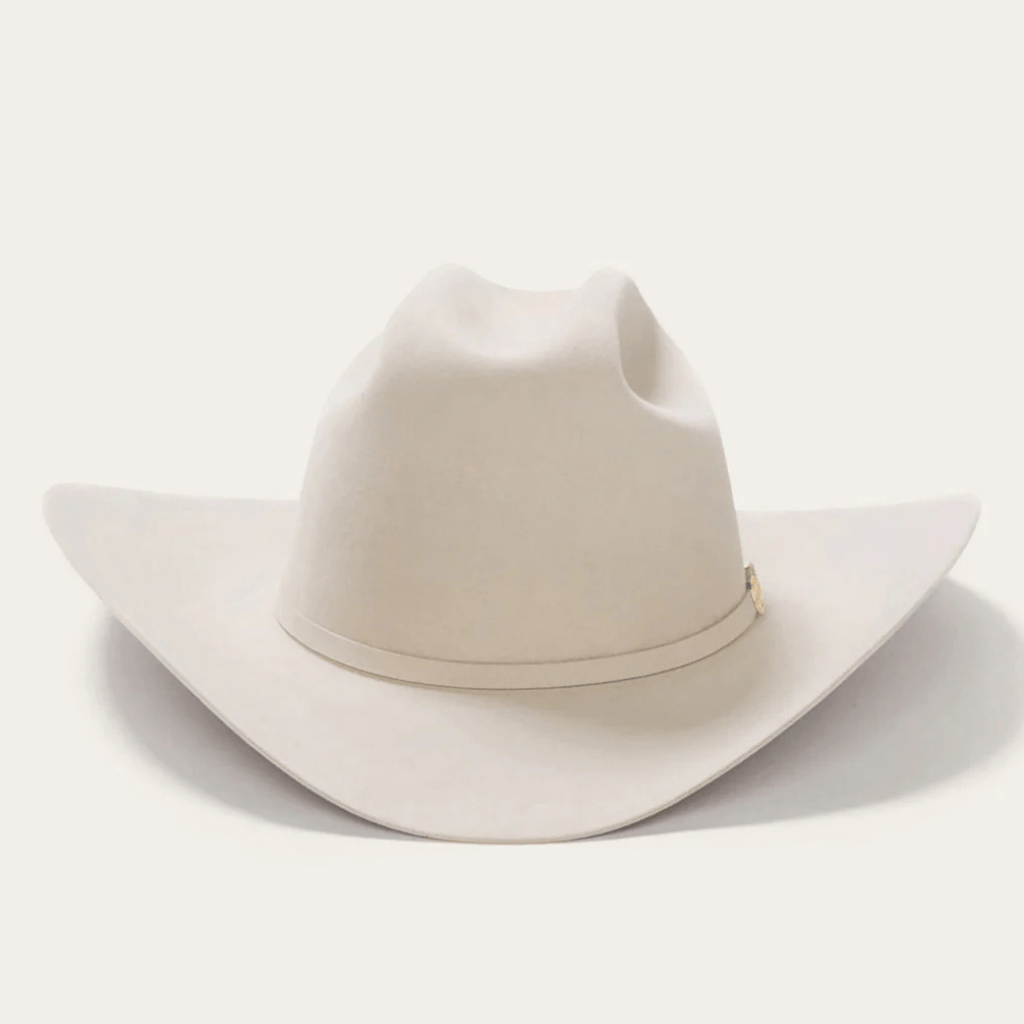 Sombrero vaquero visto de frente, con copa marcada y ala ancha.