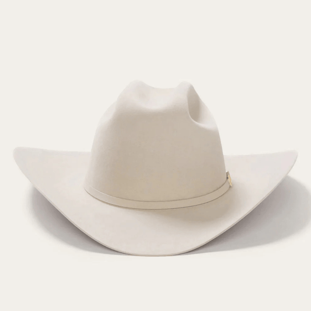 Sombrero vaquero visto de frente, con copa marcada y ala ancha.