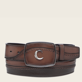 Cinturón de piel color miel con hebilla metálica rectangular y logotipo “C”.