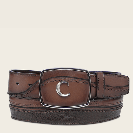 Cinturón de piel color miel con hebilla metálica rectangular y logotipo “C”.
