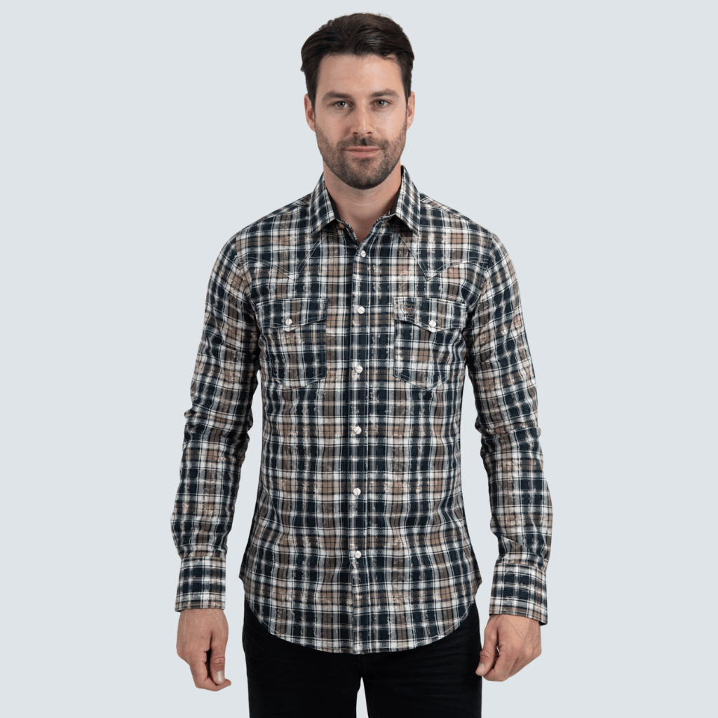 El modelo viste la camisa de frente mostrando el diseño a cuadros.