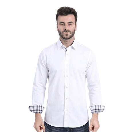 Vista frontal de camisa blanca satinada con botones y corte limpio.