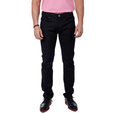 Modelo con pantalón negro corte slim.
