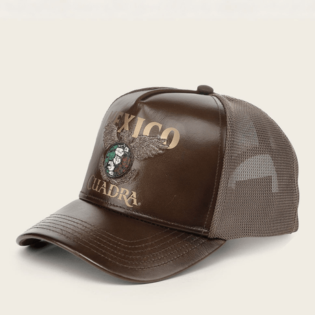 Gorra café tipo trucker con frente de piel y bordado “México Cuadra”.