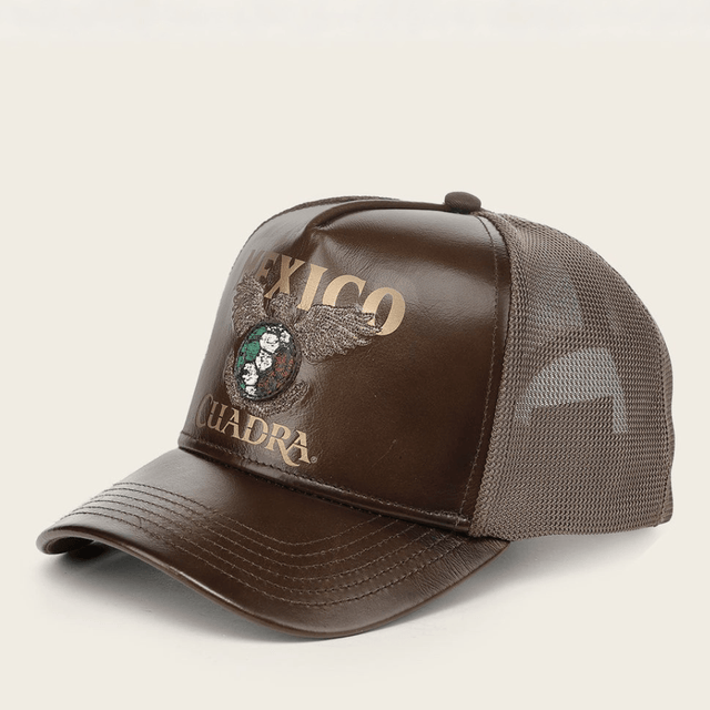 Gorra café tipo trucker con frente de piel y bordado “México Cuadra”.