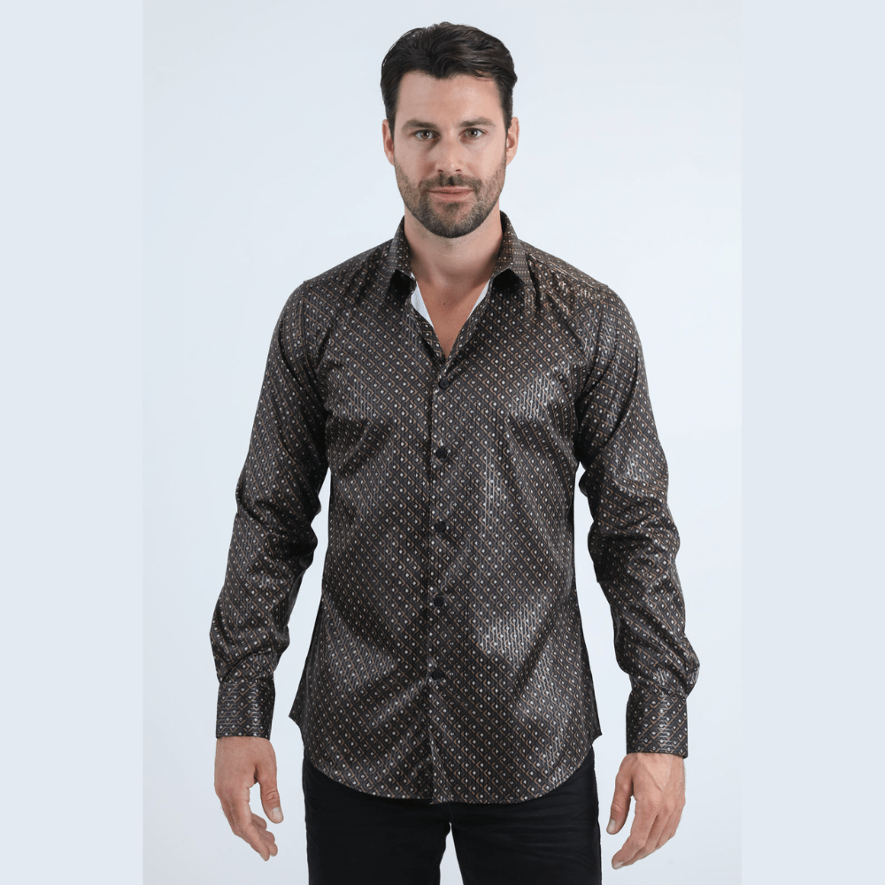 Modelo con camisa negra moderna de acabado brillante.
