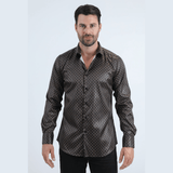 Modelo con camisa negra moderna de acabado brillante.