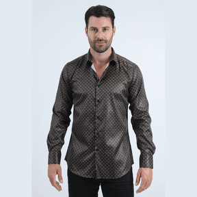 Modelo con camisa negra moderna de acabado brillante.