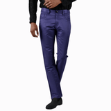 Modelo con pantalón azul intenso, ajuste slim y estilo moderno.