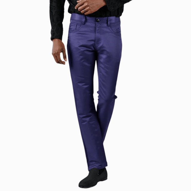 Modelo con pantalón azul intenso, ajuste slim y estilo moderno.