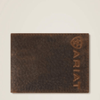 Vista frontal de la cartera de piel café con el logo Ariat grabado.
