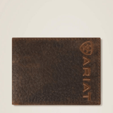 Vista frontal de la cartera de piel café con el logo Ariat grabado.