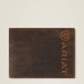 Vista frontal de la cartera de piel café con el logo Ariat grabado.