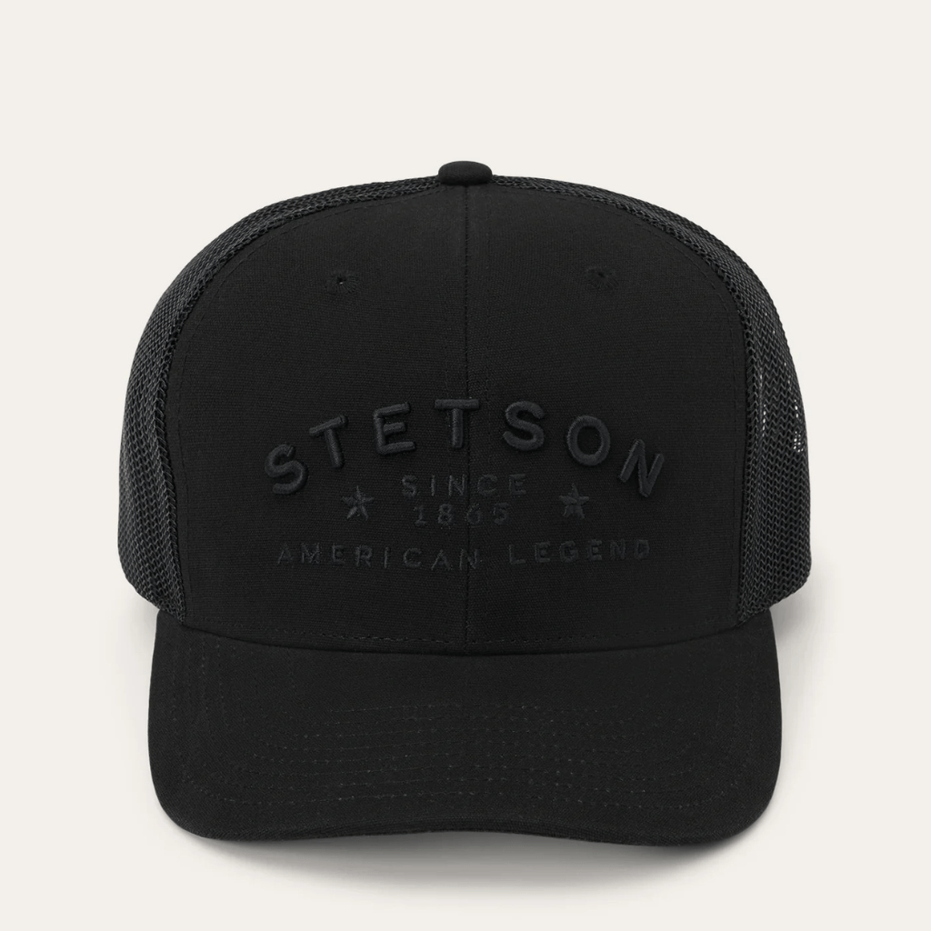 Vista frontal gorra negra con bordado tonal.