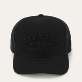 Vista frontal gorra negra con bordado tonal.