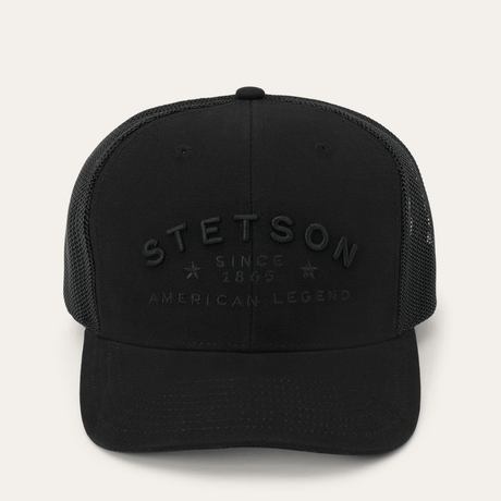 Vista frontal gorra negra con bordado tonal.