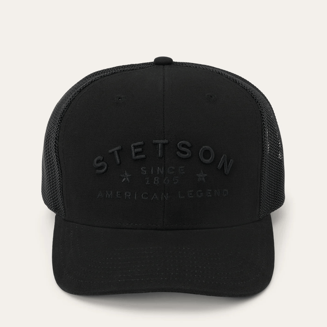 Vista frontal gorra negra con bordado tonal.