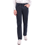 Pantalón de corte slim, diseño limpio y elegante.