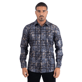 Vista frontal de camisa gris con estampado metálico abstracto.