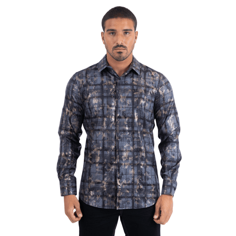 Vista frontal de camisa gris con estampado metálico abstracto.