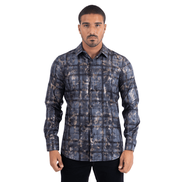 Vista frontal de camisa gris con estampado metálico abstracto.
