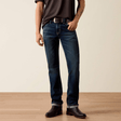 Vista frontal de jeans azul oscuro con botas negras.