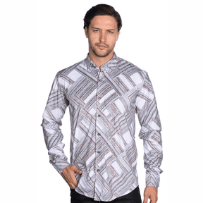 Hombre con camisa de manga larga de diseño geométrico de líneas diagonales