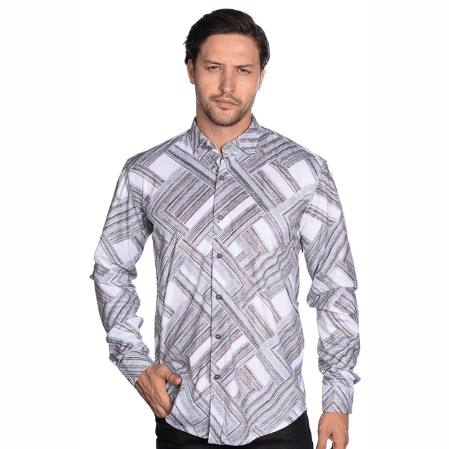 Hombre con camisa de manga larga de diseño geométrico de líneas diagonales