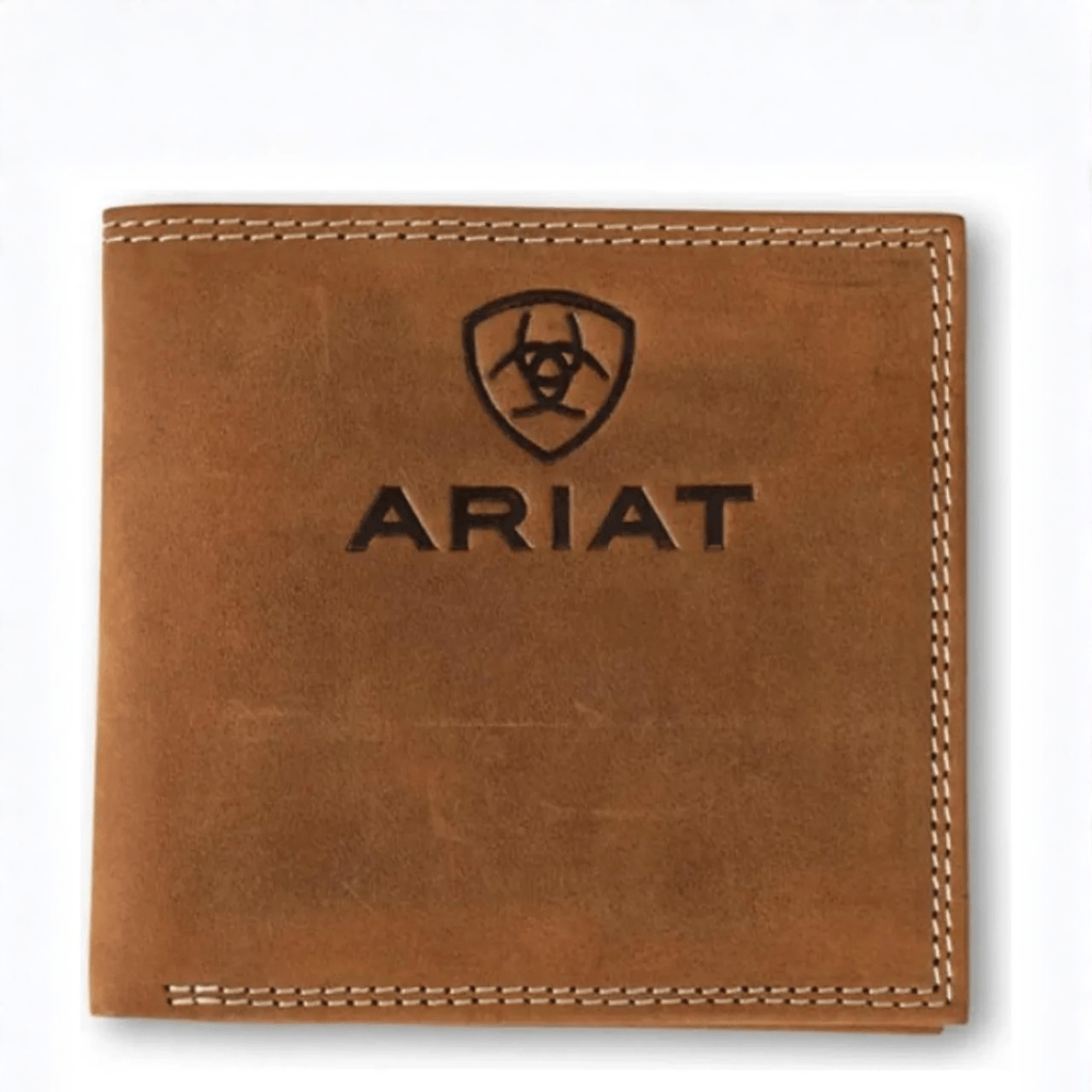 Vista frontal de la cartera Ariat color café con el logo grabado.
