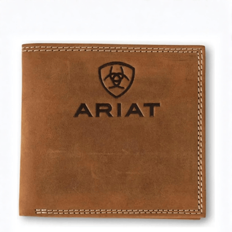 Vista frontal de la cartera Ariat color café con el logo grabado.