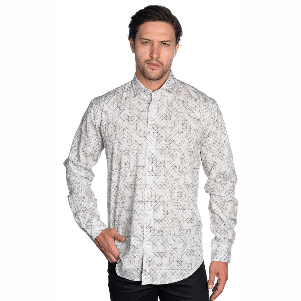 Hombre usando una camisa de manga larga con patrón geométrico fino.