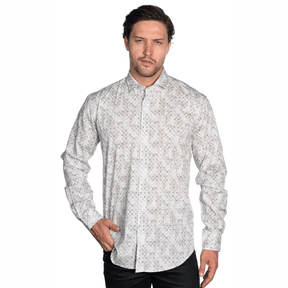 Hombre usando una camisa de manga larga con patrón geométrico fino.