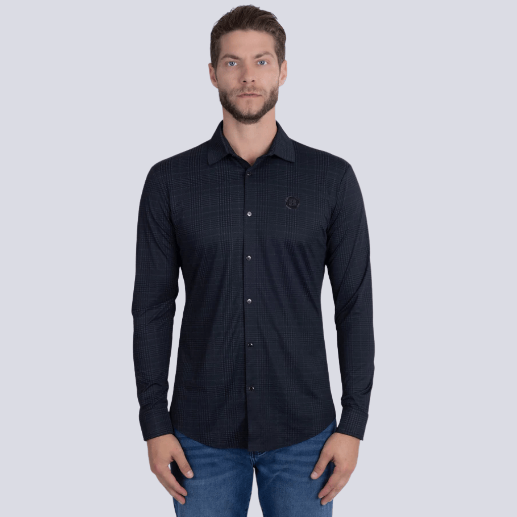 Camisa negra de manga larga con patrón geométrico sutil, vista frontal.